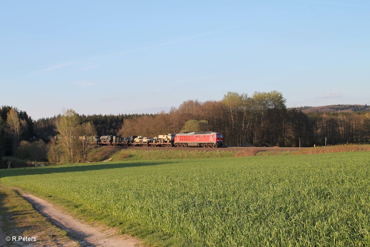 233 306 zieht ein Militärzug nach Vilseck durch die Kurve bei Oberteich. 29.04.16