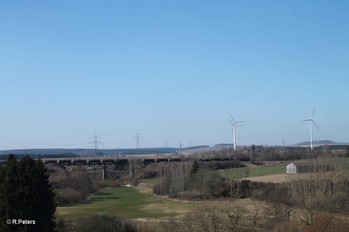 233 321 mit dem GC 47381 Kesselzug Nrnberg - Cheb auf dem Viadukt bei Seuen. 17.03.16