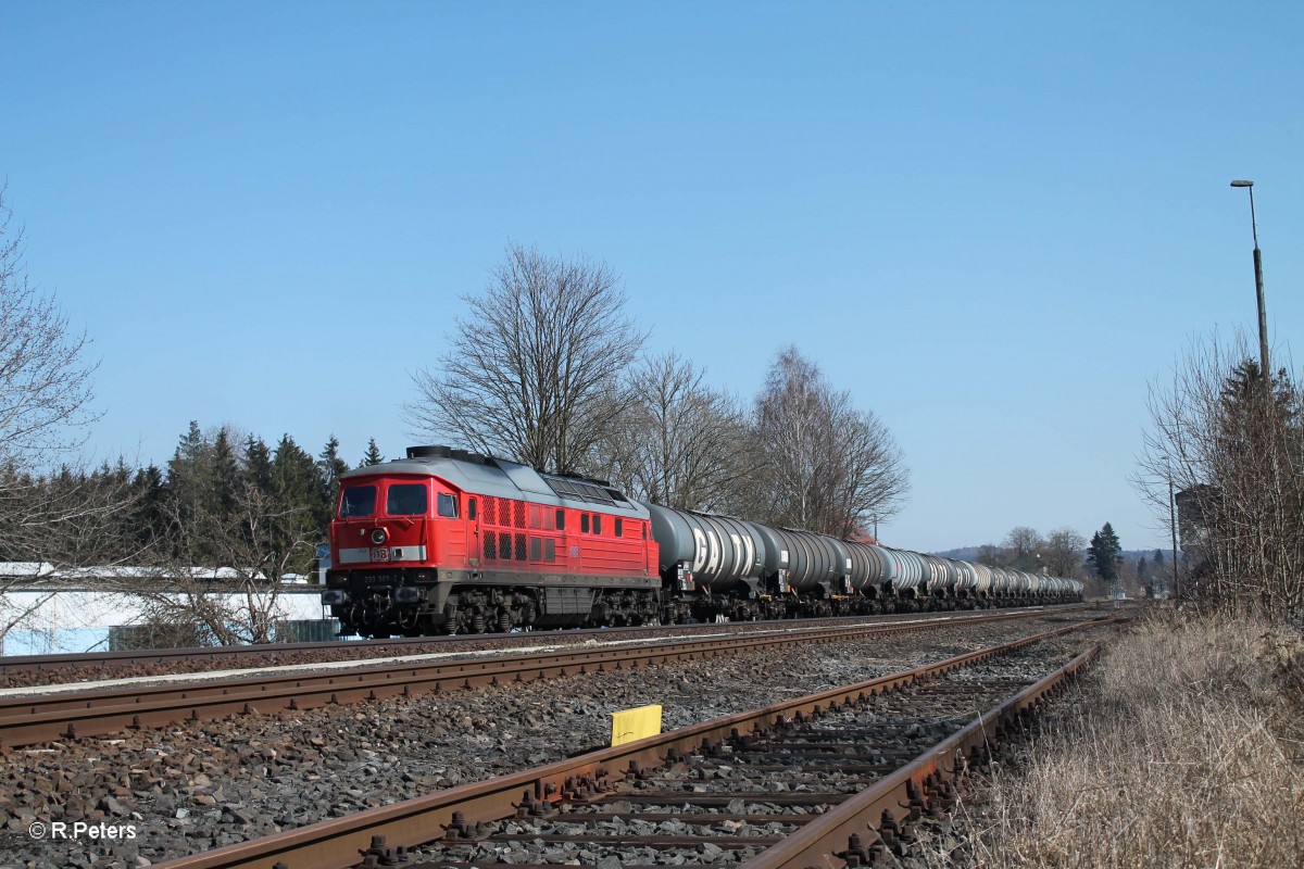 233 357-2 wartet in Pechbrunn mit dem Kesselzug Nrnberg - Hof auf die Weiterfahrt. 17.03.16