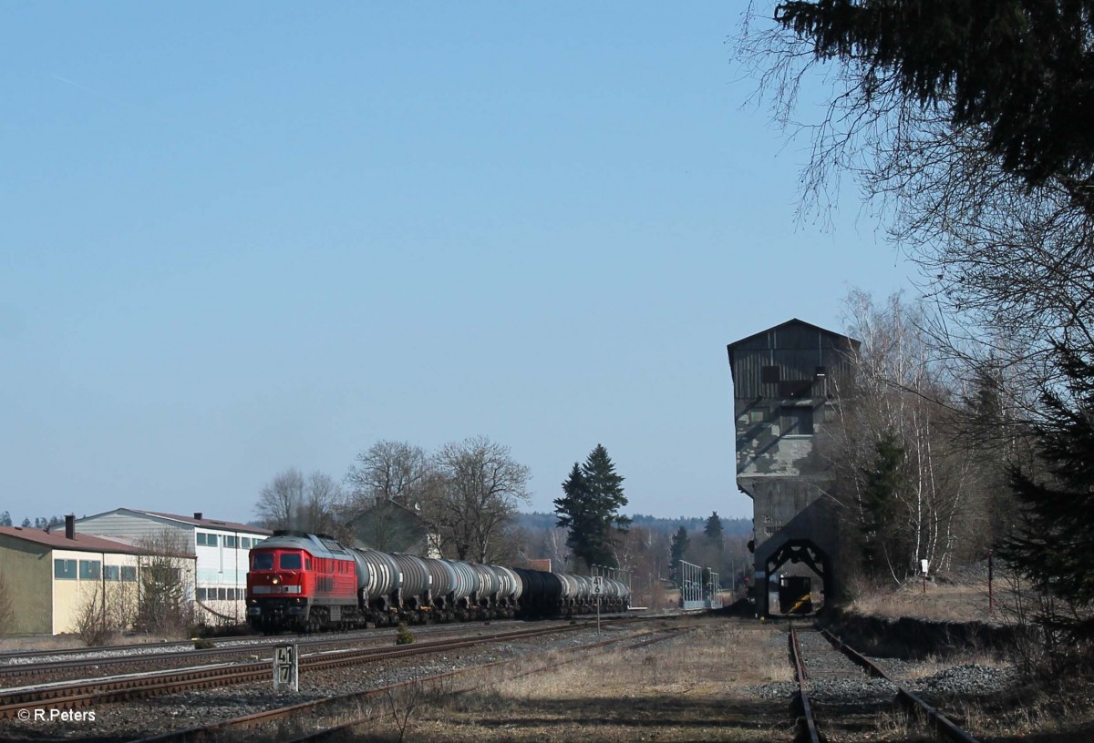 233 357-2 zieht ein Kesselzug aus Nrnberg nach Hof durch Pechbrunn. 17.03.16