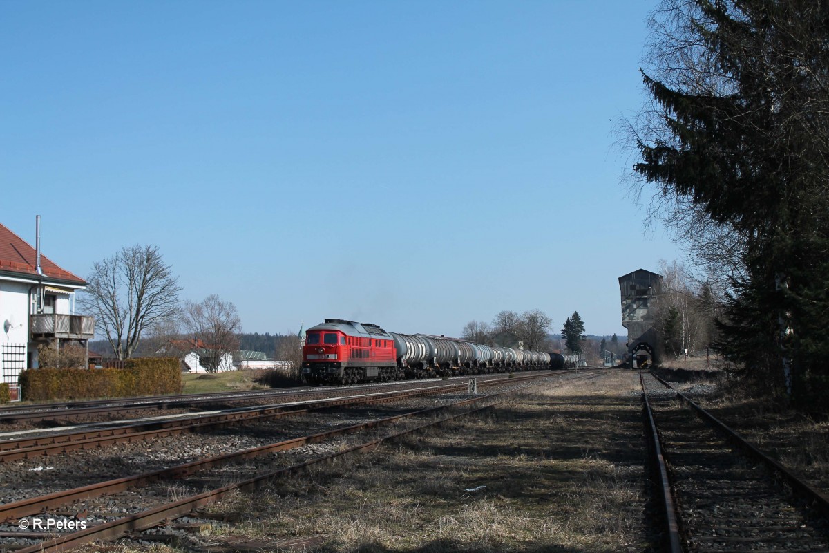 233 357-2 zieht ein Kesselzug aus Nrnberg nach Hof durch Pechbrunn. 17.03.16