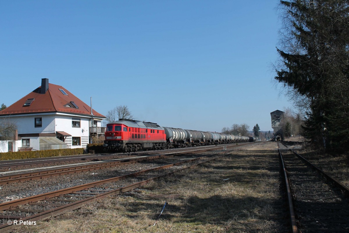 233 357-2 zieht ein Kesselzug aus Nrnberg nach Hof durch Pechbrunn. 17.03.16