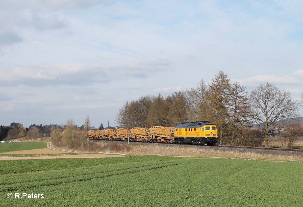 233 493 mit einem Bauzug aus Richtung Hof nach Nrnberg bei Waldershof. 17.04.15