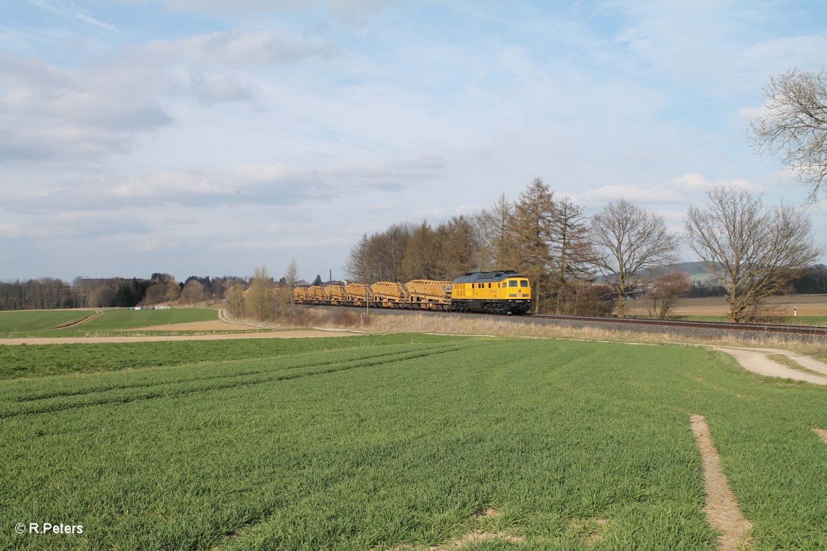 233 493 mit einem Bauzug aus Richtung Hof nach Nürnberg bei Waldershof. 17.04.15