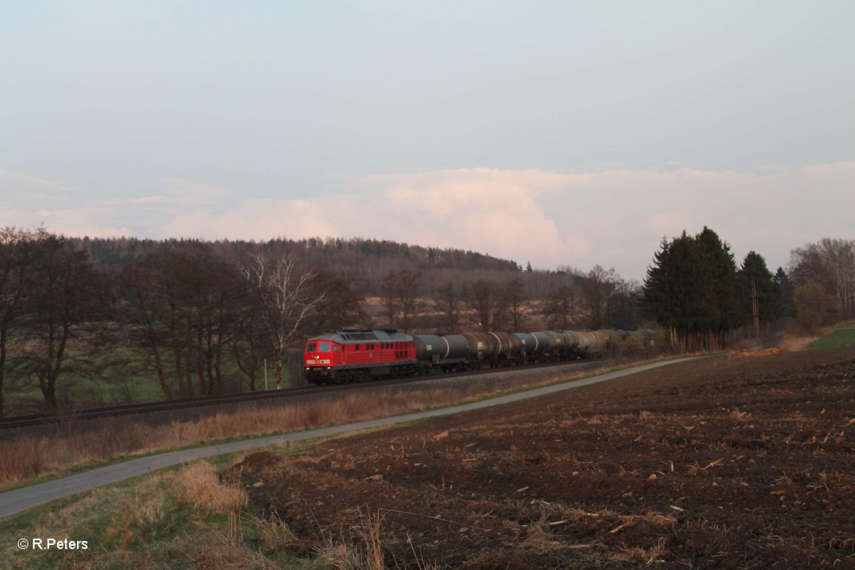 233 572-7 mit dem EZ51750 NN - NHO bei Lengenfeld. 26.03.14