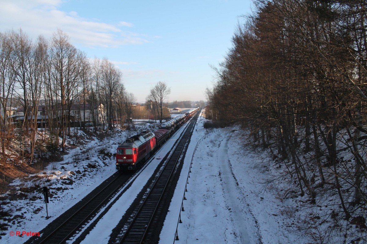 233 662-6 erreicht gleich Waldershof mit dem 51783 Zwickau - Nürnberg nach dem sie Marktredwitz hinter sich gelassen hat. 21.02.15