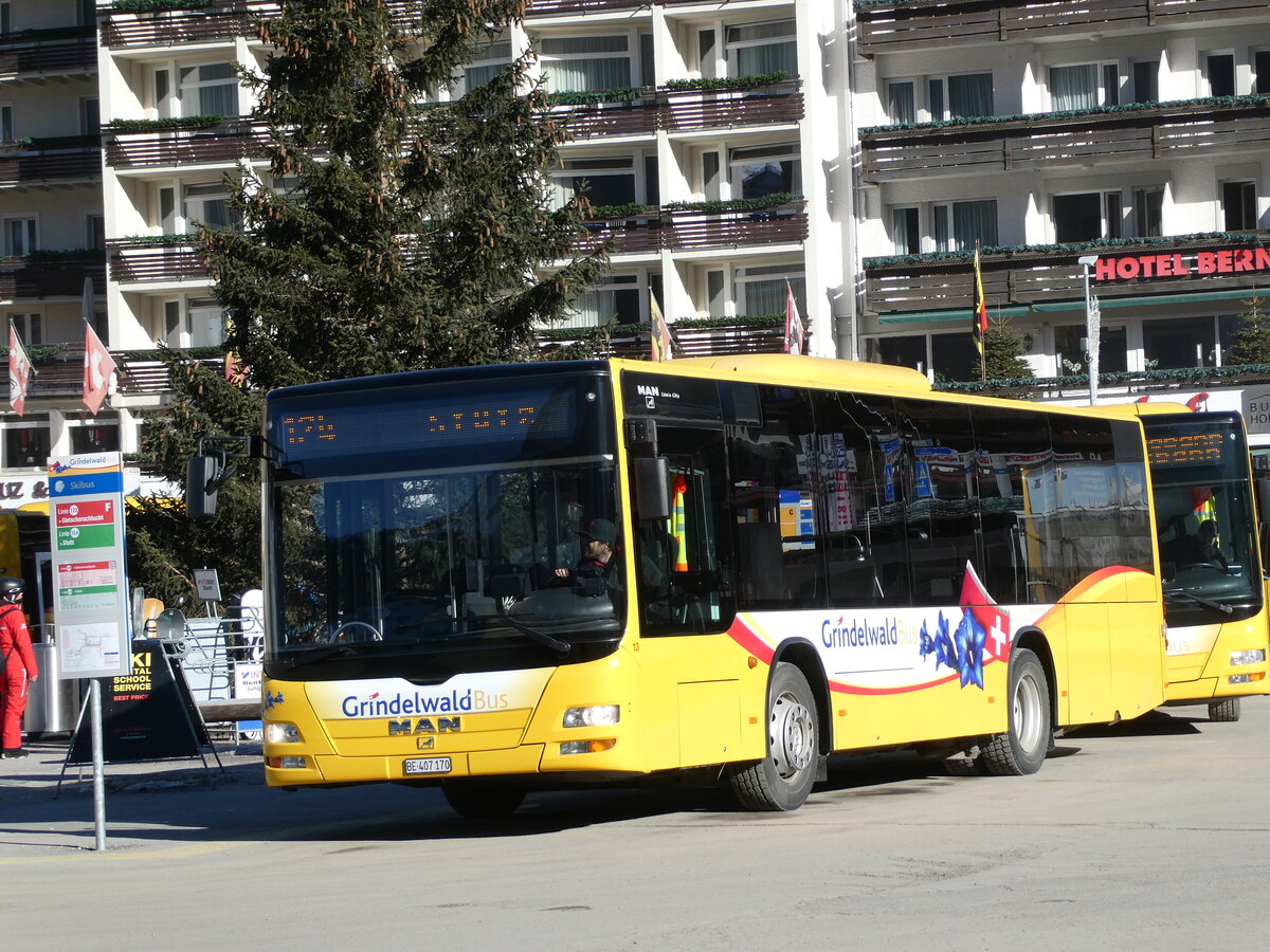 (233'236) - Grindelwaldbus, Grindelwald - Nr. 13/BE 407'170 - MAN/G�ppel am 27. Februar 2022 beim Bahnhof Grindelwald