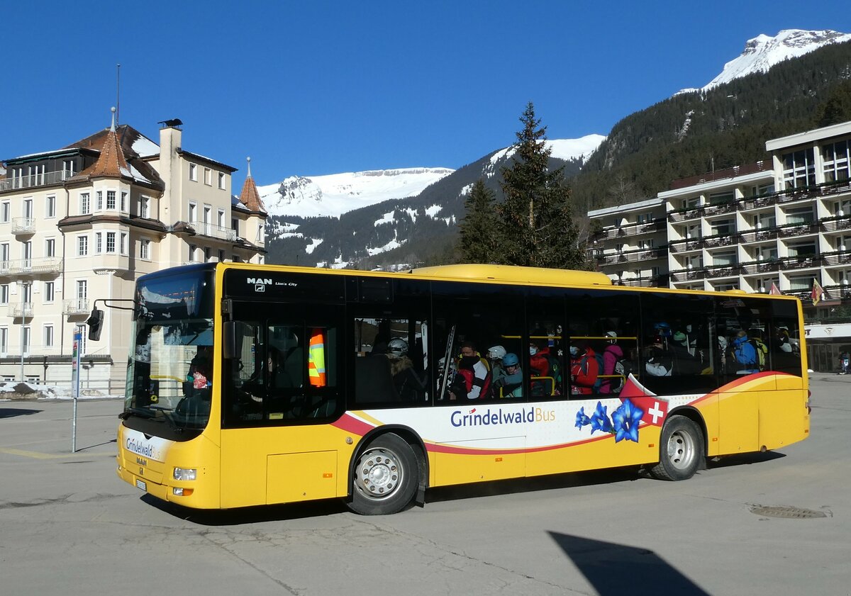 (233'245) - Grindelwaldbus, Grindelwald - Nr. 11/BE 261'865 - MAN/G�ppel am 27. Februar 2022 beim Bahnhof Grindelwald
