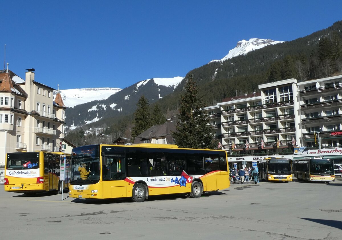 (233'250) - Grindelwaldbus, Grindelwald - Nr. 20/BE 349'361 - MAN/G�ppel am 27. Februar 2022 beim Bahnhof Grindelwald