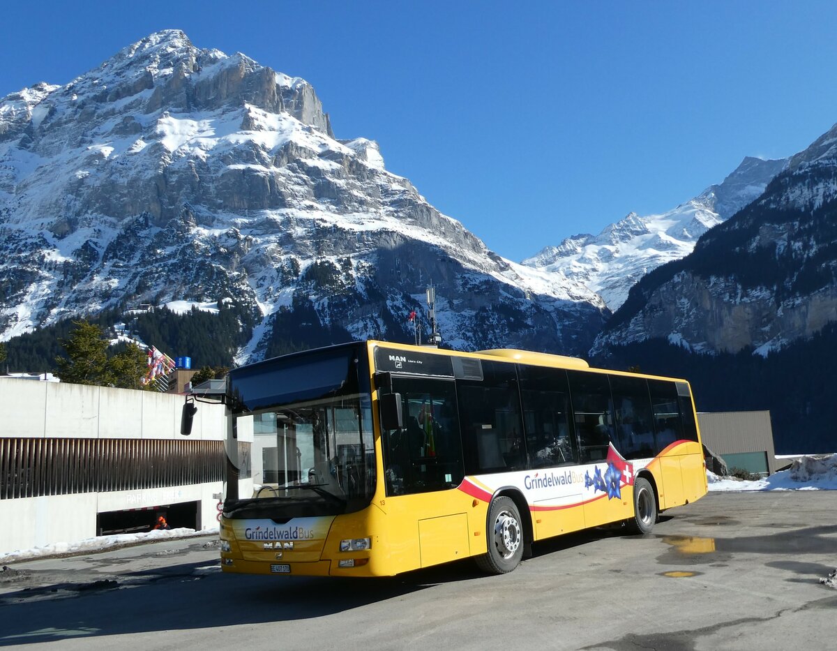 (233'271) - Grindelwaldbus, Grindelwald - Nr. 13/BE 407'170 - MAN/G�ppel am 27. Februar 2022 beim Bahnhof Grindelwald