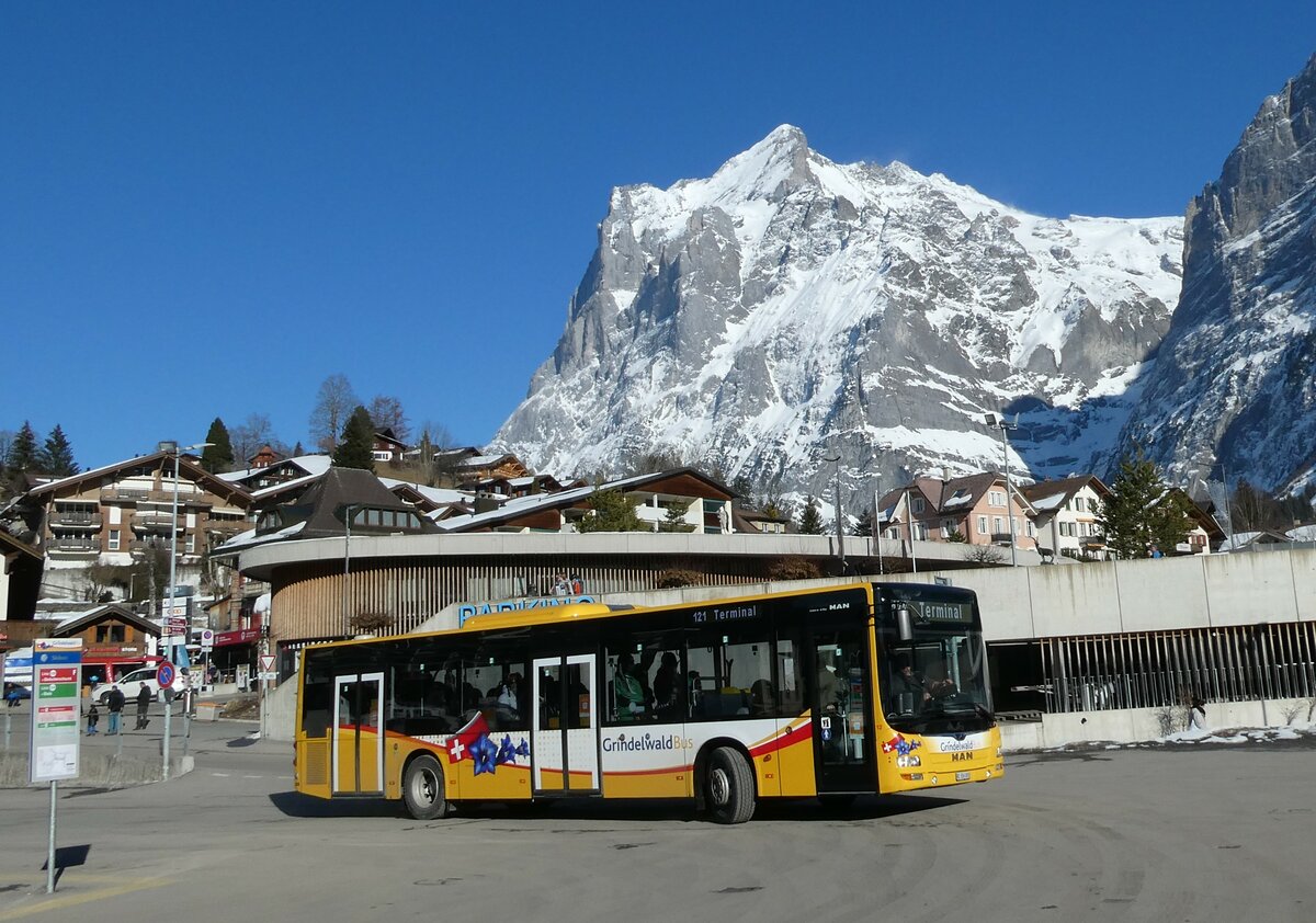 (233'292) - Grindelwaldbus, Grindelwald - Nr. 12/BE 356'085 - MAN am 27. Februar 2022 beim Bahnhof Grindelwald