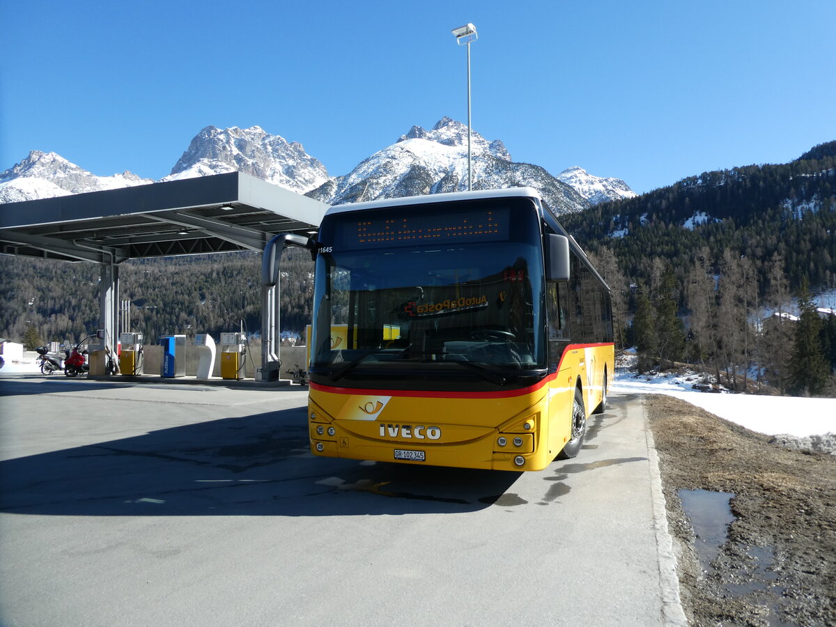 (233'697) - PostAuto Graub�nden - GR 102'345 - Iveco am 10. M�rz 2022 in Scuol, Garage