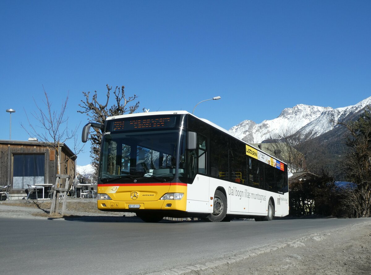 (233'702) - PostAuto Graub�nden - GR 165'111 - Mercedes am 10. M�rz 2022 beim Bahnhof Scuol-Tarasp