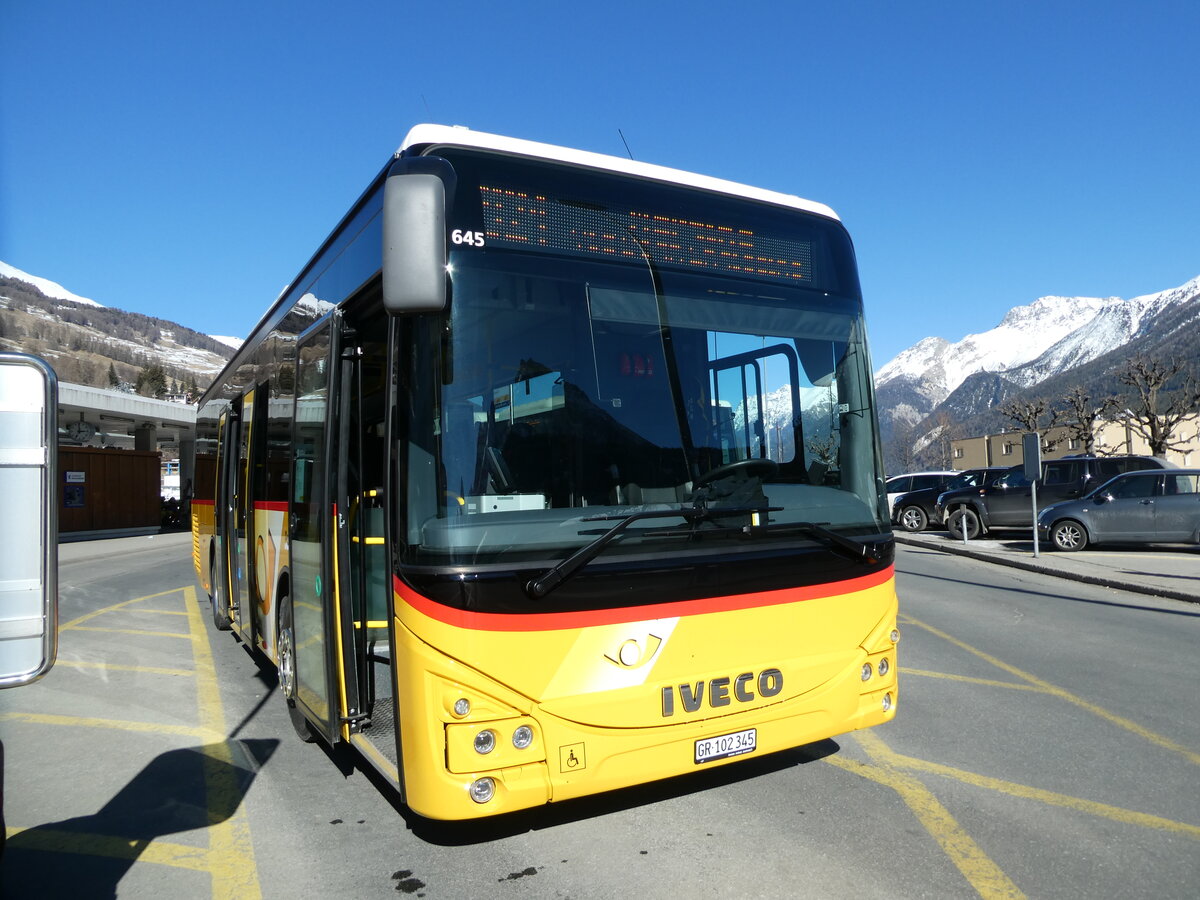 (233'705) - PostAuto Graub�nden - GR 102'345 - Iveco am 10. M�rz 2022 beim Bahnhof Scuol-Tarasp