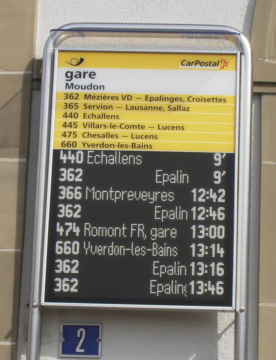 (233'910) - PostAuto-Haltestellenschild und Infobildschirm am 13. M�rz 2022 beim Bahnhof Moudon
