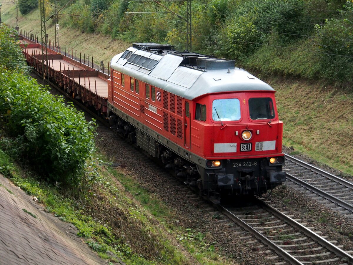 234 242-6 von SEL Schlünß Eisenbahn Logistik Baujahr 1975 Umbau 1994 mit Rungenwagen 2-achsig auf der Geislinger Steige am 02.10.2021.