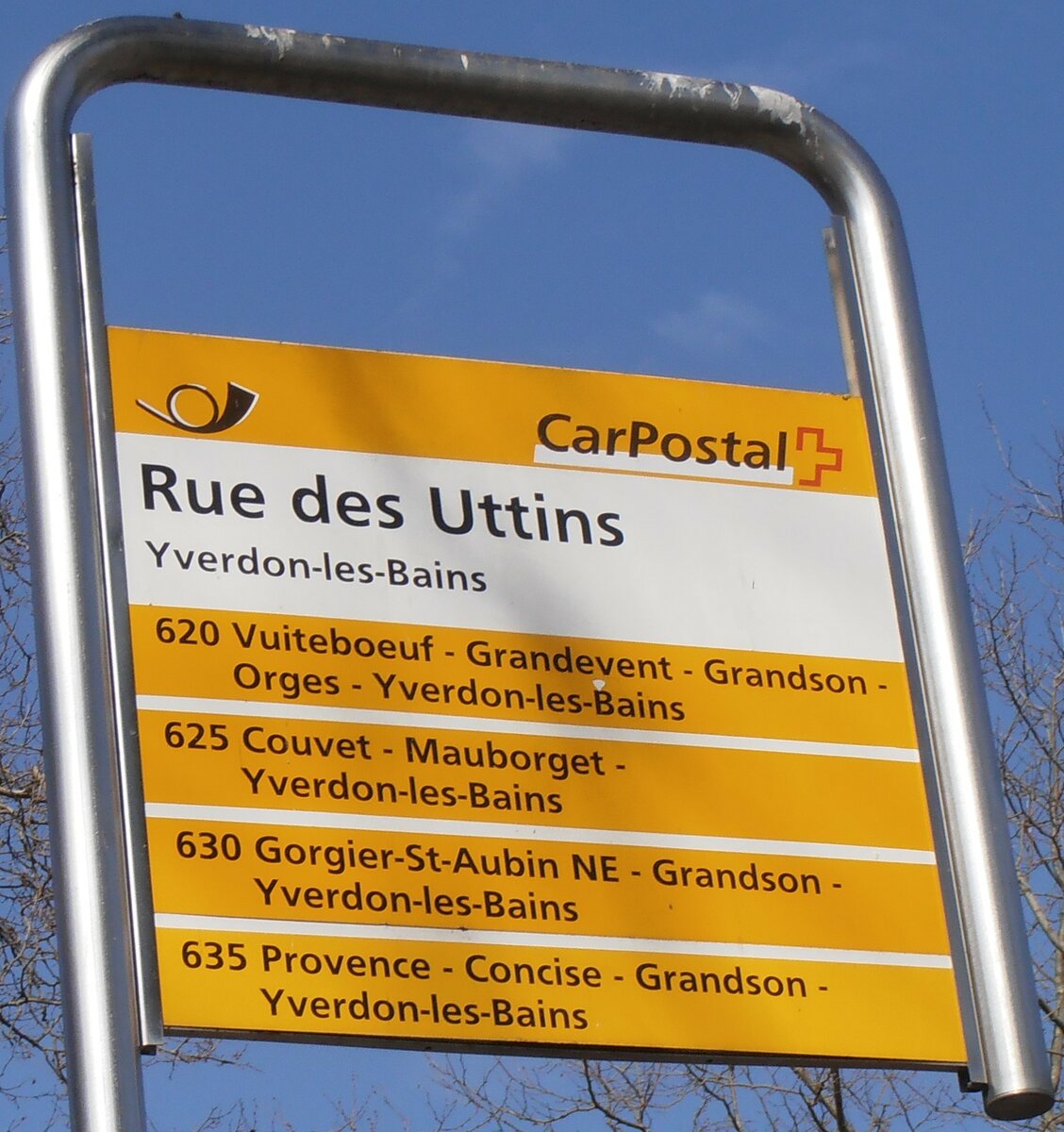 (234'049) - PostAuto-Haltestellenschild - Yverdon-les-Bains, Rue des Uttins - am 20. M�rz 2022