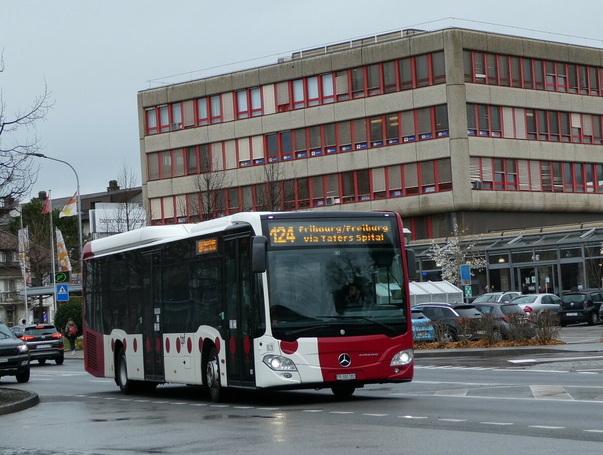 (234'226) - TPF Fribourg - Nr. 83/FR 300'382 - Mercedes am 8. April 2022 beim Bahnhof D�dingen