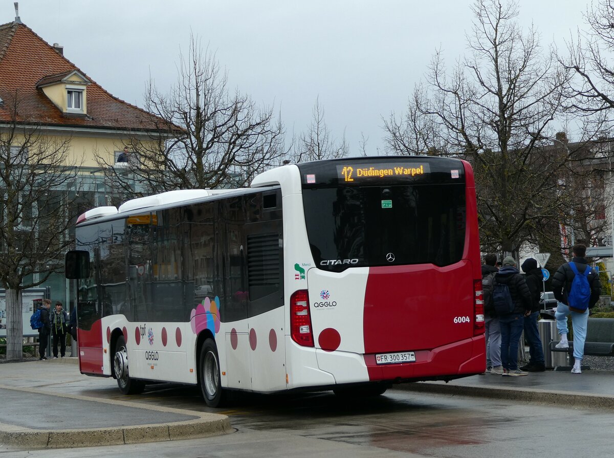 (234'229) - TPF Fribourg - Nr. 6004/FR 300'357 - Mercedes am 8. April 2022 beim Bahnhof D�dingen