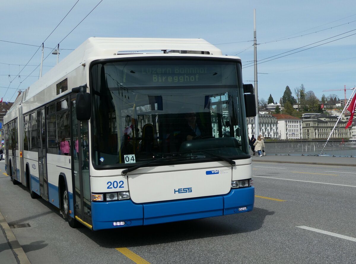 (234'455) - VBL Luzern - Nr. 202 - Hess/Hess Gelenktrolleybus am 11. April 2022 in Luzern, Bahnhofbr�cke