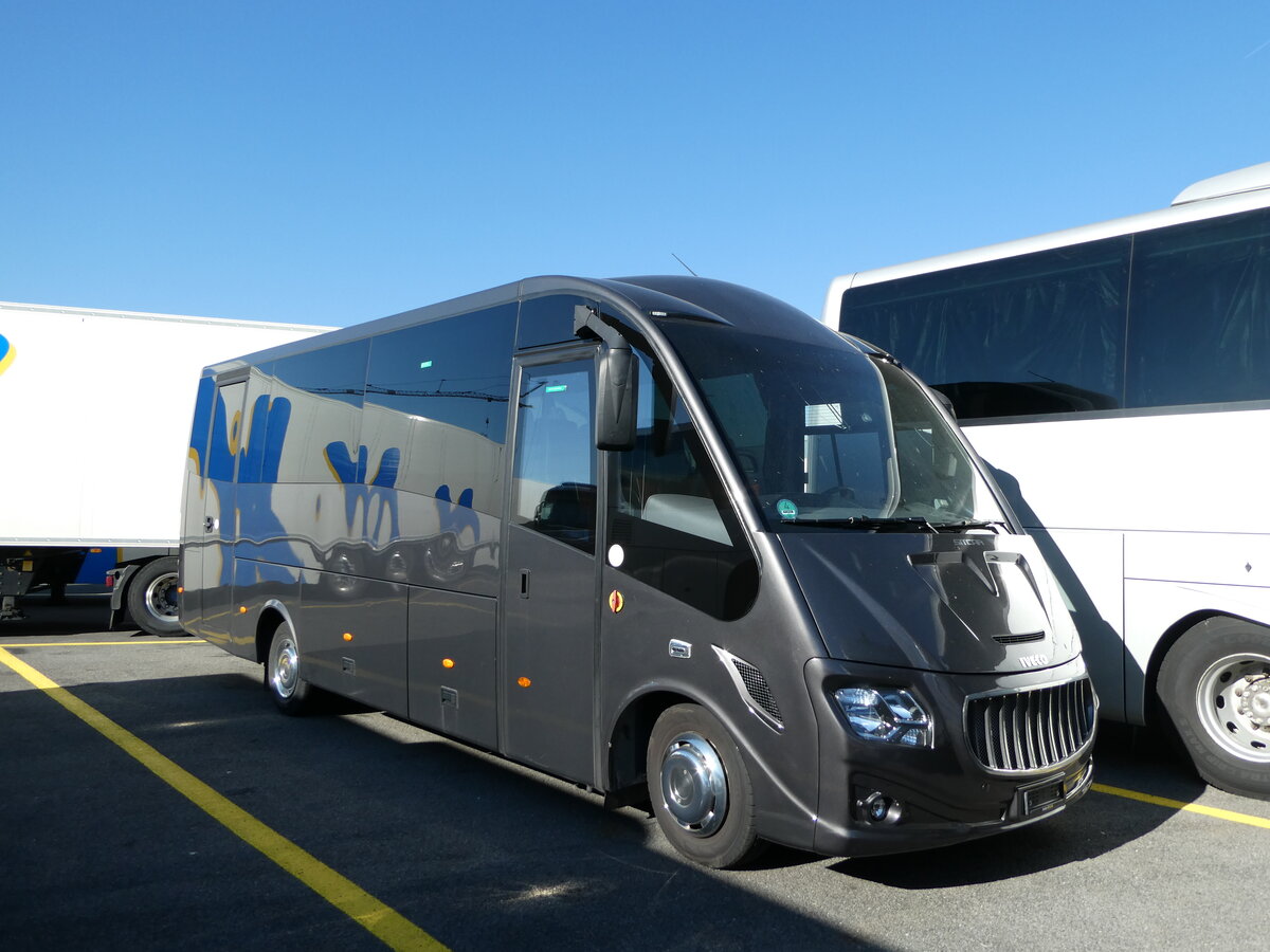 (234'677) - Busmiete, Regensdorf - Iveco/Sitcar am 18. April 2022 in Kerzers, Interbus