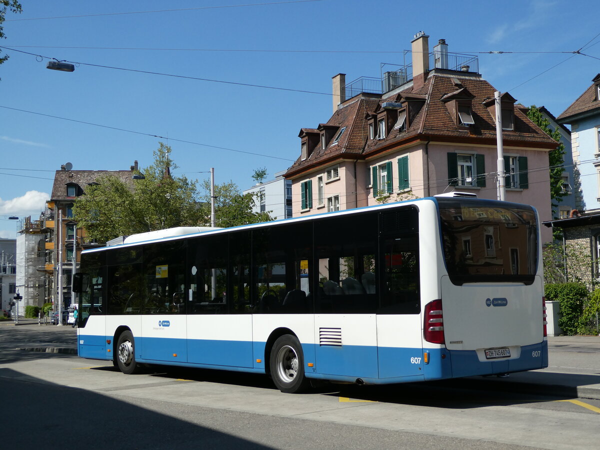 (235'073) - VBZ Z�rich - Nr. 607/ZH 745'607 - Mercedes am 2. Mai 2022 beim Bahnhof Z�rich-Wiedikon