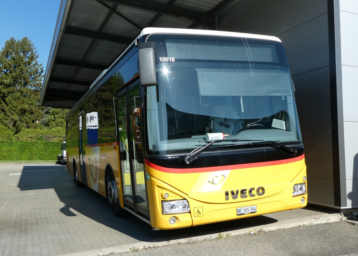 (235'576) - CarPostal Ouest - NE 165'364 - Iveco (ex TPC Aigle Nr. CP09) am 15. Mai 2022 in St-Blaise, Recam