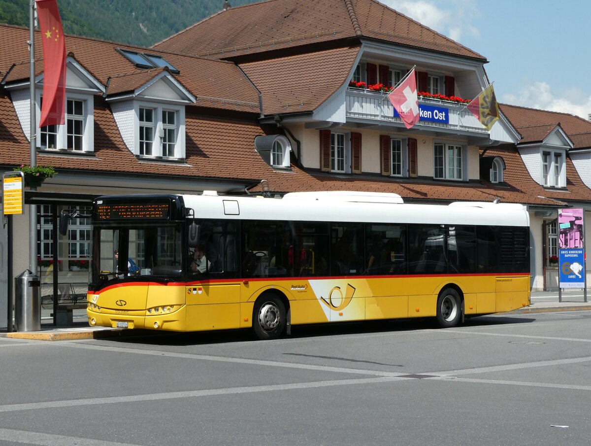 (236'740) - PostAuto Bern - BE 610'536 - Solaris am 4. Juni 2022 beim Bahnhof Interlaken Ost 