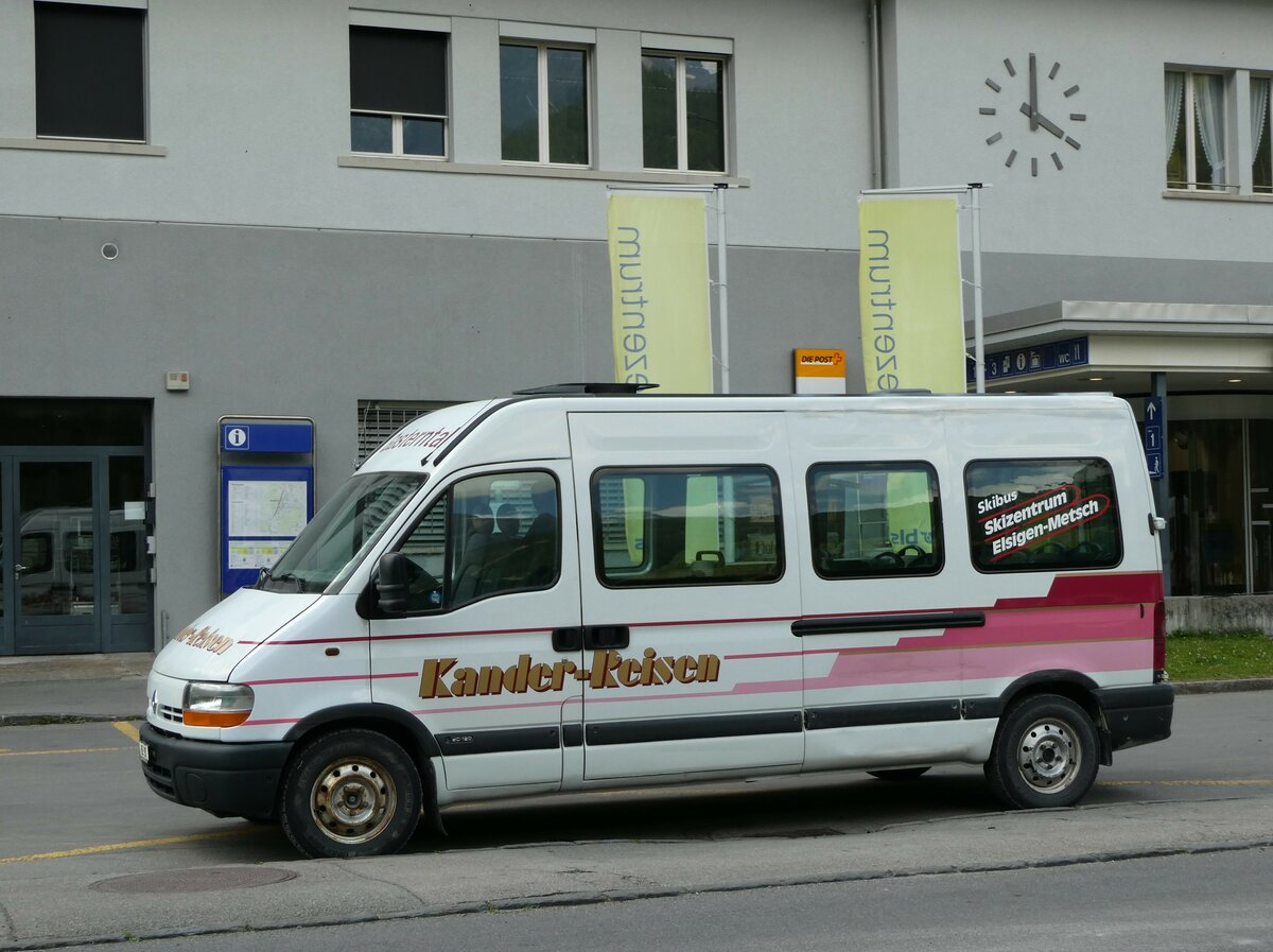 (237'325) - Kander-Reisen, Frutigen - Nr. 9/BE 297 - Renault am 19. Juni 2022 beim Bahnhof Kandersteg
