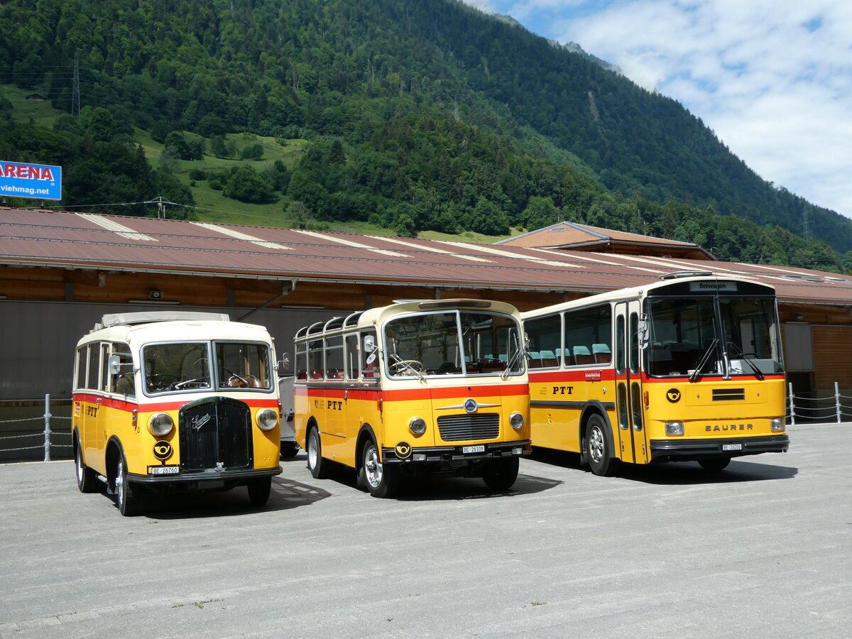 (237'593) - Schmid, Th�rishaus - Nr. 3/BE 26'760 - Saurer/Gangloff (ex Geiger, Adelboden Nr. 3) + Nr. 9/BE 26'105 - Saurer/R&J (ex Geiger, Adelboden Nr. 9) + BE 26'206 - Saurer/T�scher (ex P 24'244) am 26. Juni 2022 in M�lenen, Kanderarena