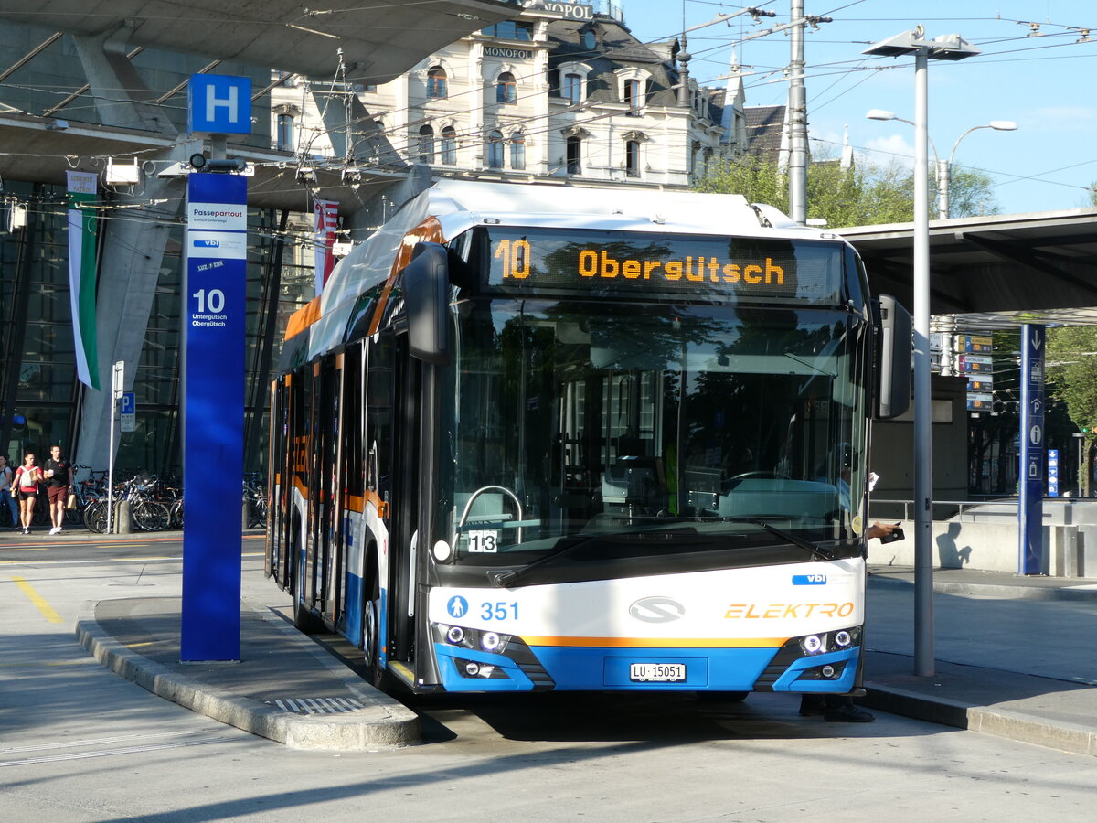 (237'929) - VBL Luzern - Nr. 351/LU 15'051 - Solaris am 10. Juli 2022 beim Bahnhof Luzern