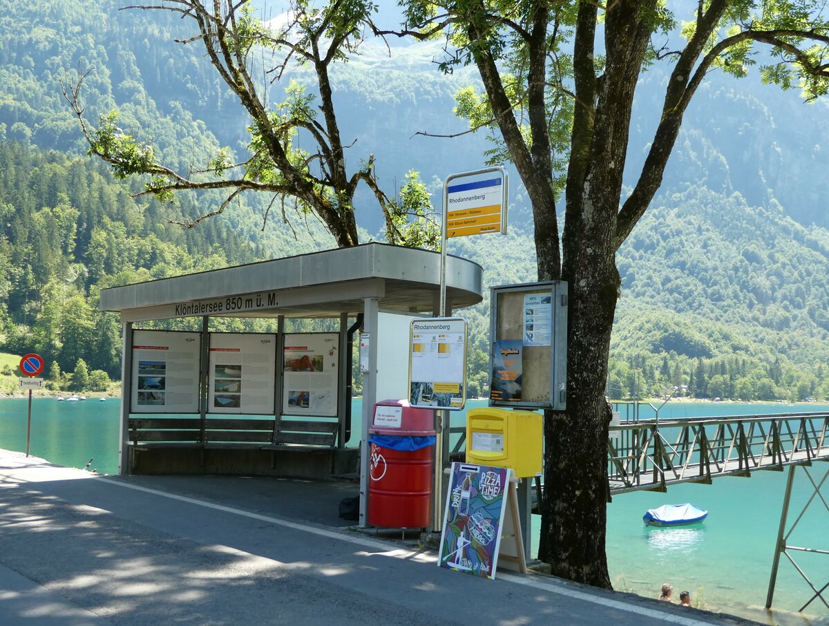 (238'252) - PostAuto-Haltestelle am 17. Juli 2022 in Klntal, Rhodannenberg