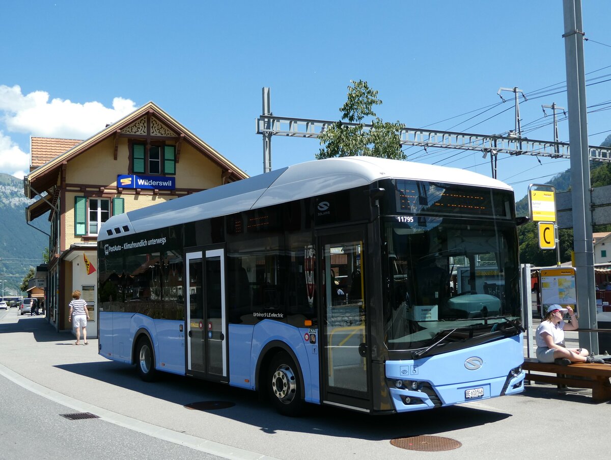 (238'764) - PostAuto Bern - BE 610'546 - Solaris am 1. August 2022 beim Bahnhof Wilderswil