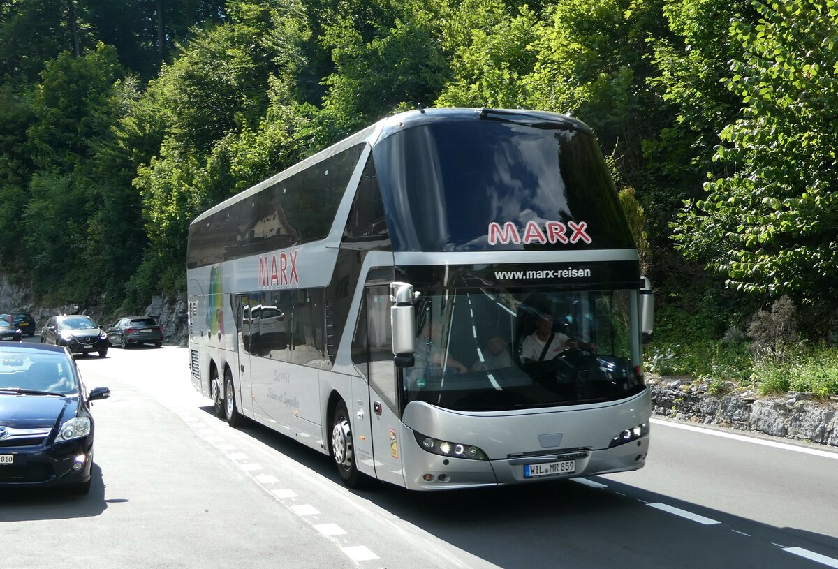 (238'805) - Aus Deutschland: Marx, Fridolfing - WIL-MR 859 - Neoplan am 1. August 2022 auf dem Brnigpass