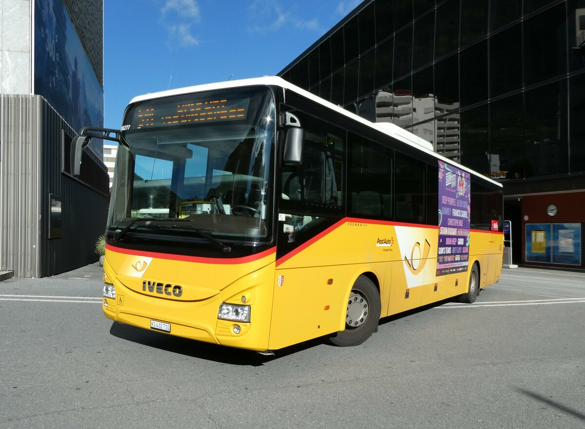 (239'327) - PostAuto Wallis - VS 432'710 - Iveco am 21. August 2022 beim Bahnhof Visp