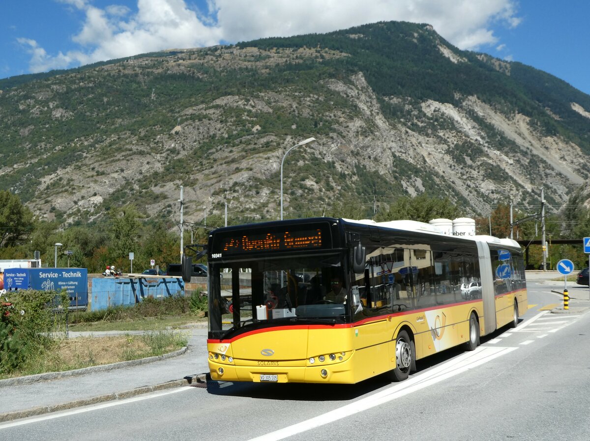 (239'370) - CarPostal Ouest - VD 305'105 - Solaris am 21. August 2022 beim Bahnhof Gampel-Steg