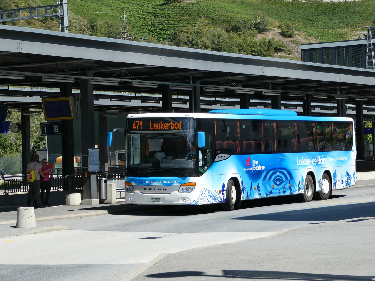 (239'423) - LBB Susten - Nr. 7/VS 38'007 - Setra am 21. August 2022 beim Bahnhof Leuk