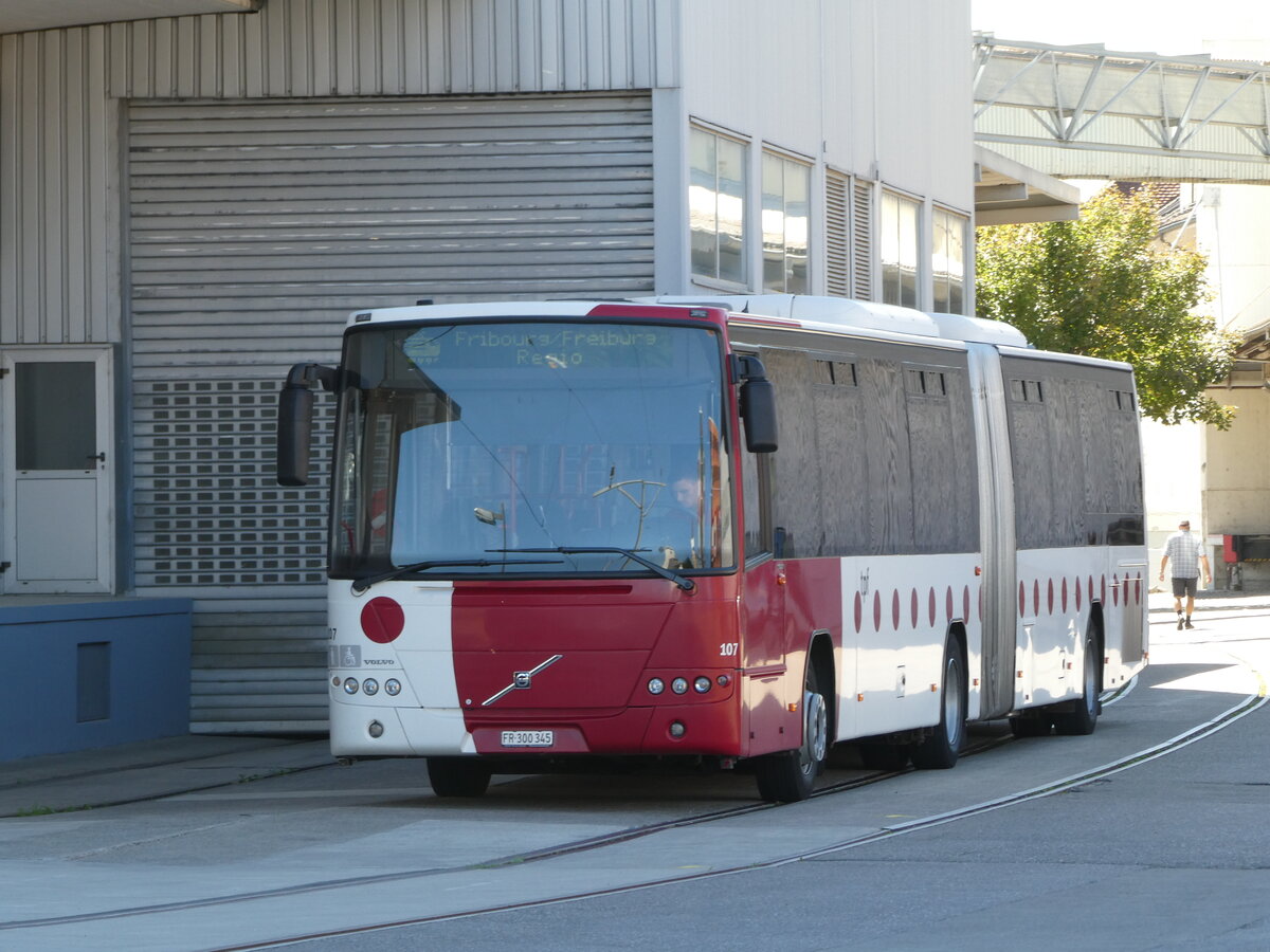 (240'000) - TPF Fribourg - Nr. 107/FR 300'345 - Volvo am 11. September 2022 beim Bahnhof Ddingen