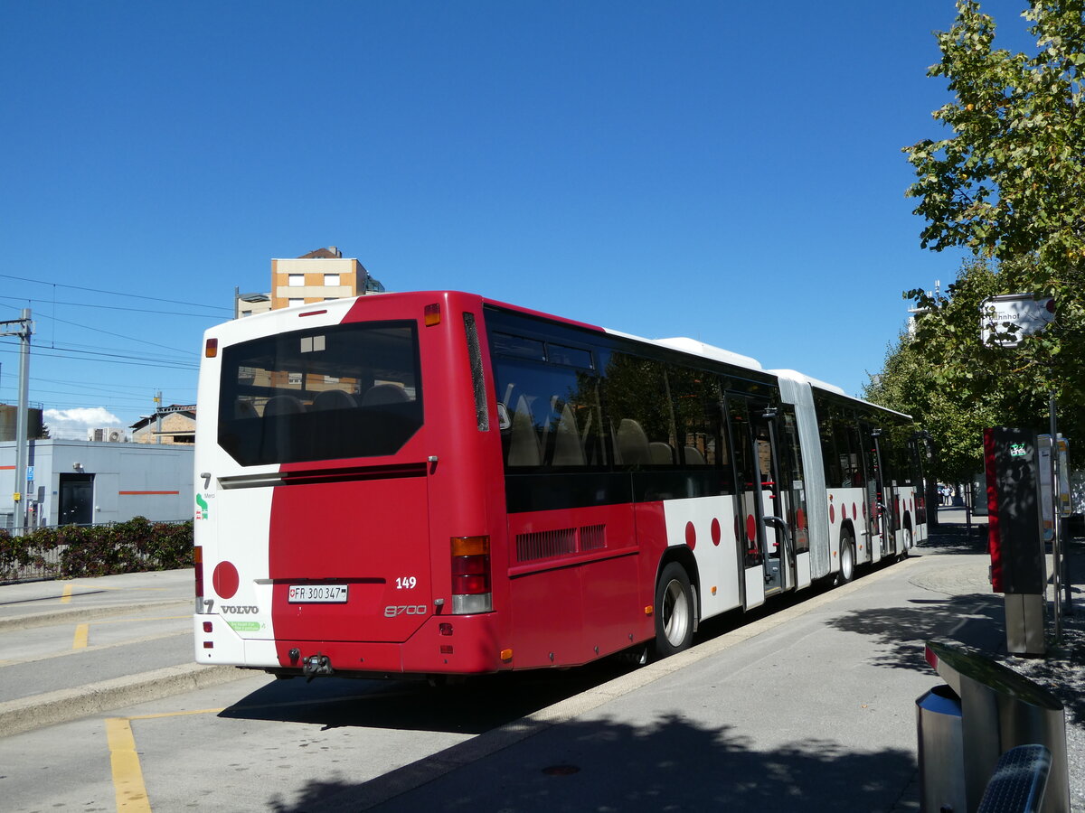 (240'001) - TPF Fribourg - Nr. 149/FR 300'347 - Volvo am 11. September 2022 beim Bahnhof Ddingen