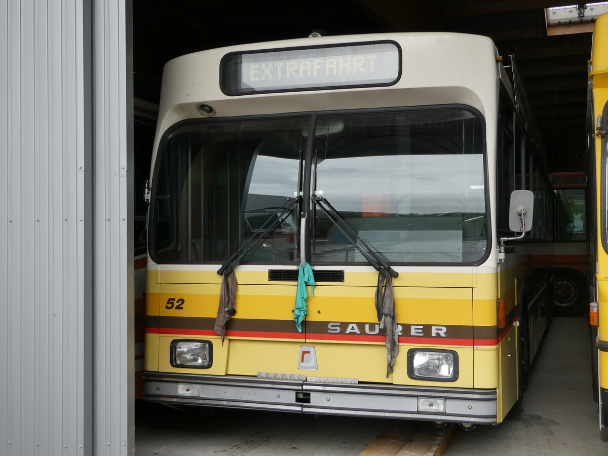 (240'162) - STI Thun (R�trobus) - Nr. 52 - Saurer/R&J am 24. September 2022 in Moudon, R�trobus