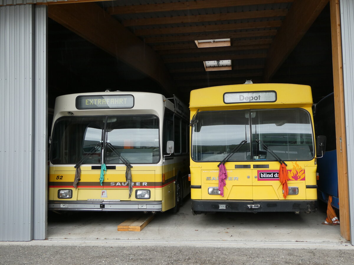 (240'165) - STI Thun (R�trobus) - Nr. 52 - Saurer/R&J + Schwendimann, M�nchenbuchsee (R�trobus) - Nr. 9 - Saurer/Hess (Oswald, M�stair; ex VBSH Schaffhausen Nr. 9; ex Rattin, Schaffhausen Nr. 9) am 24. September 2022 in Moudon, R�trobus