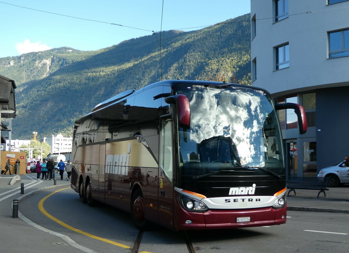 (240'591) - Marti, Kallnach - Nr. 14/BE 572'214 - Setra am 2. Oktober 2022 beim Bahnhof Martigny