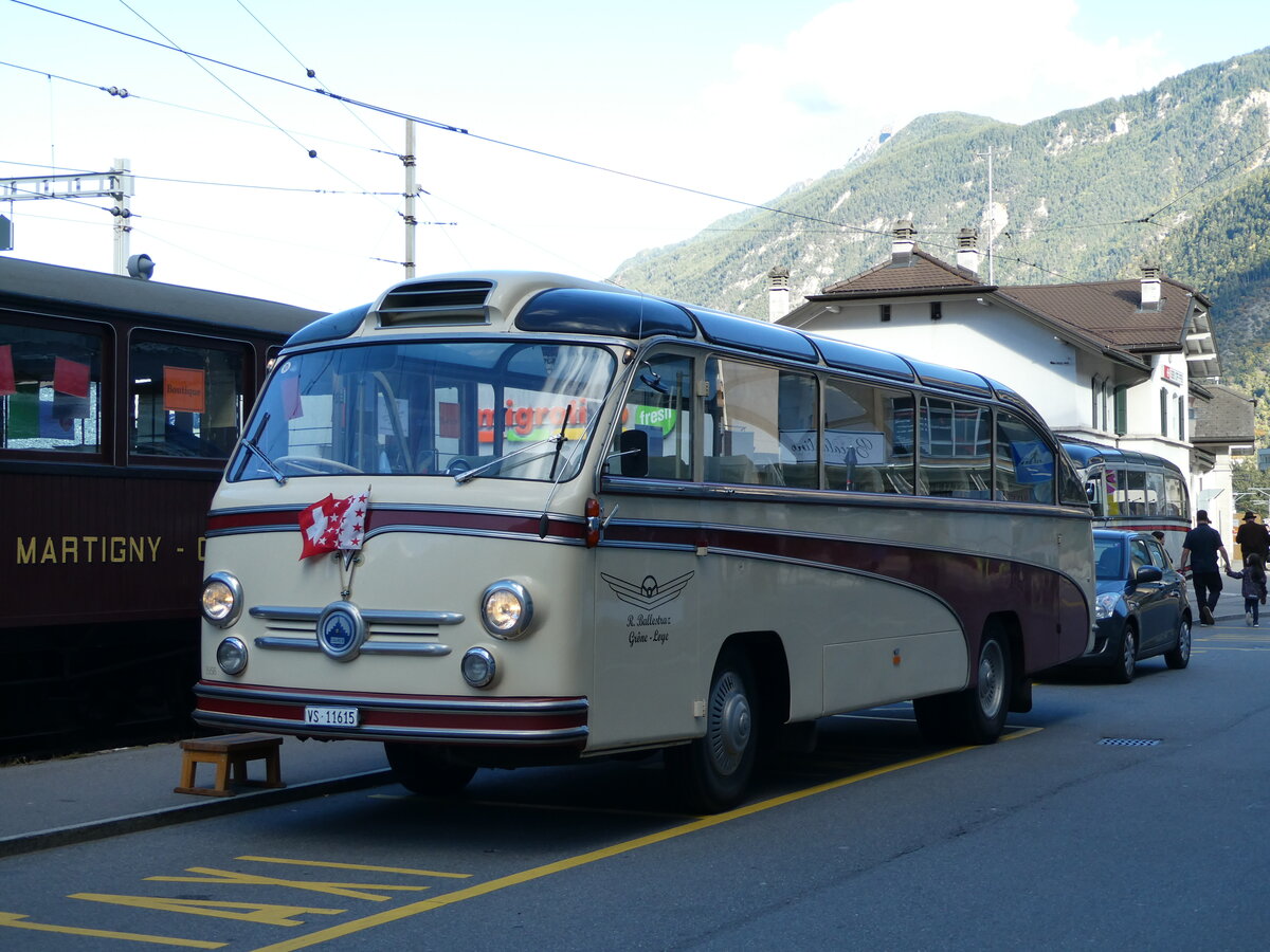 (240'603) - Ballestraz, Gr�ne - VS 11'615 - Saurer/Saurer (ex Girardet, Yverdon) am 2. Oktober 2022 beim Bahnhof Martigny