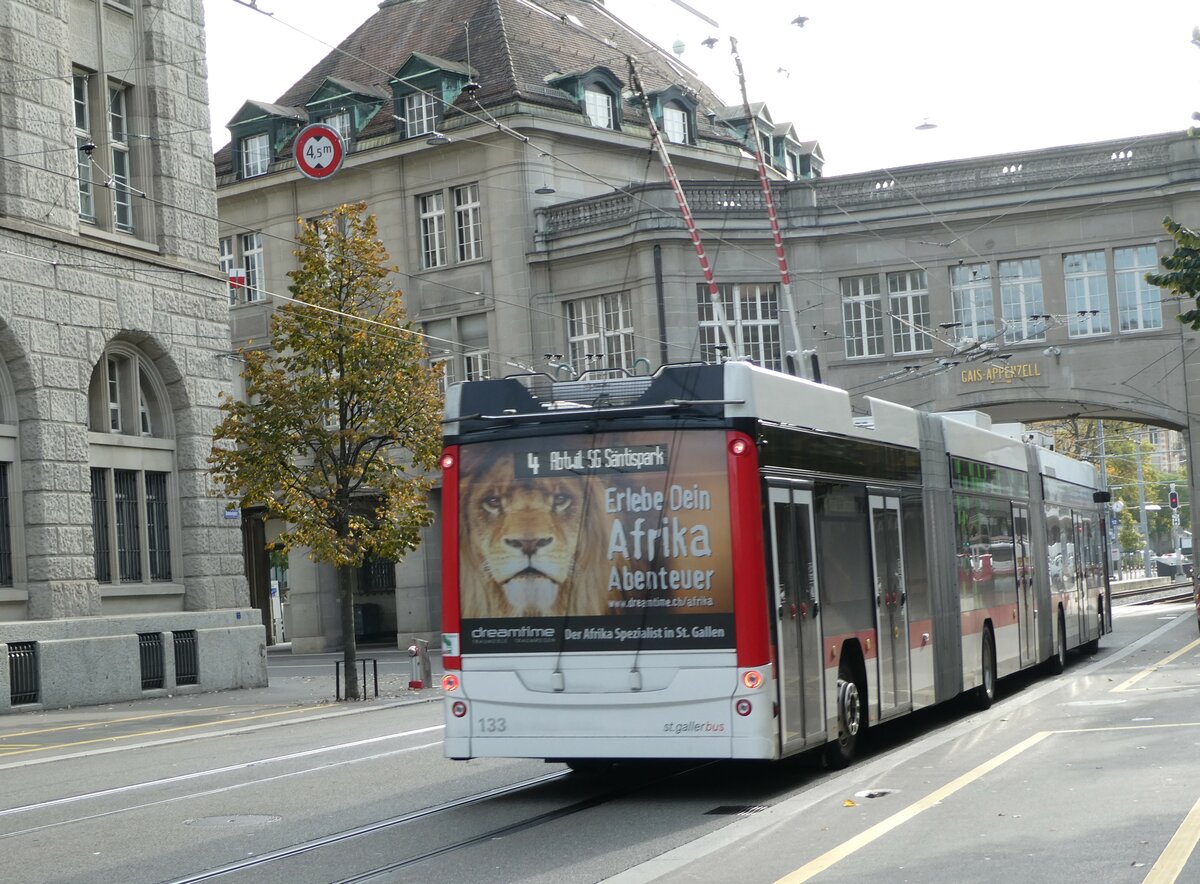 (241'007) - St. Gallerbus, St. Gallen - Nr. 133 - Hess/Hess Doppelgelenktrolleybus am 11. Oktober 2022 beim Bahnhof St. Gallen