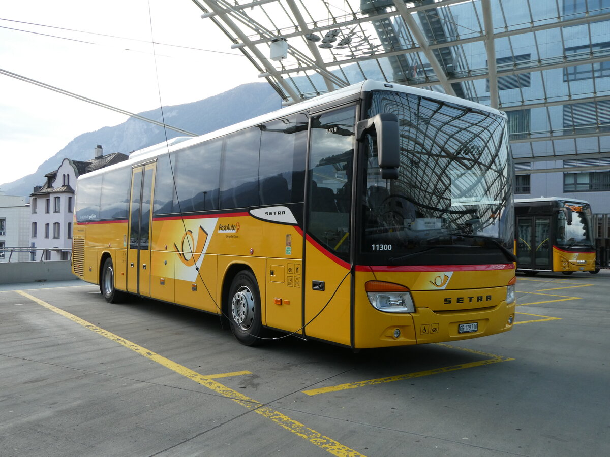 (241'031) - PostAuto Graubnden - GR 179'710 - Setra am 11. Oktober 2022 in Chur, Postautostation