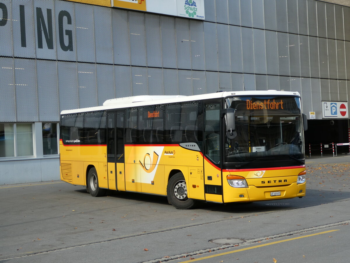 (241'116) - PostAuto Graubnden - GR 168'605 - Setra am 12. Oktober 2022 beim Bahnhof Davos Platz