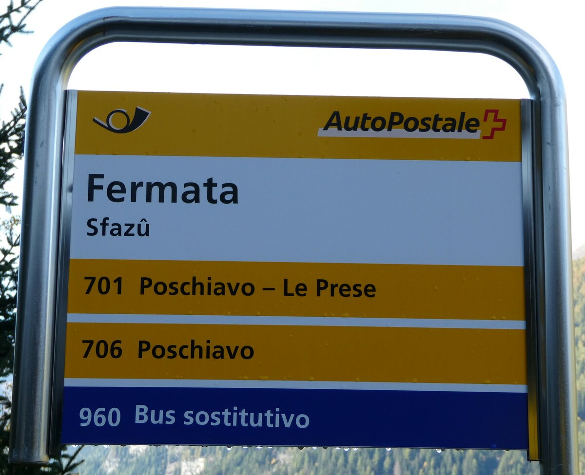 (241'183) - PostAuto-Haltestellenschild - Sfaz�, Fermata - am 13. Oktober 2022