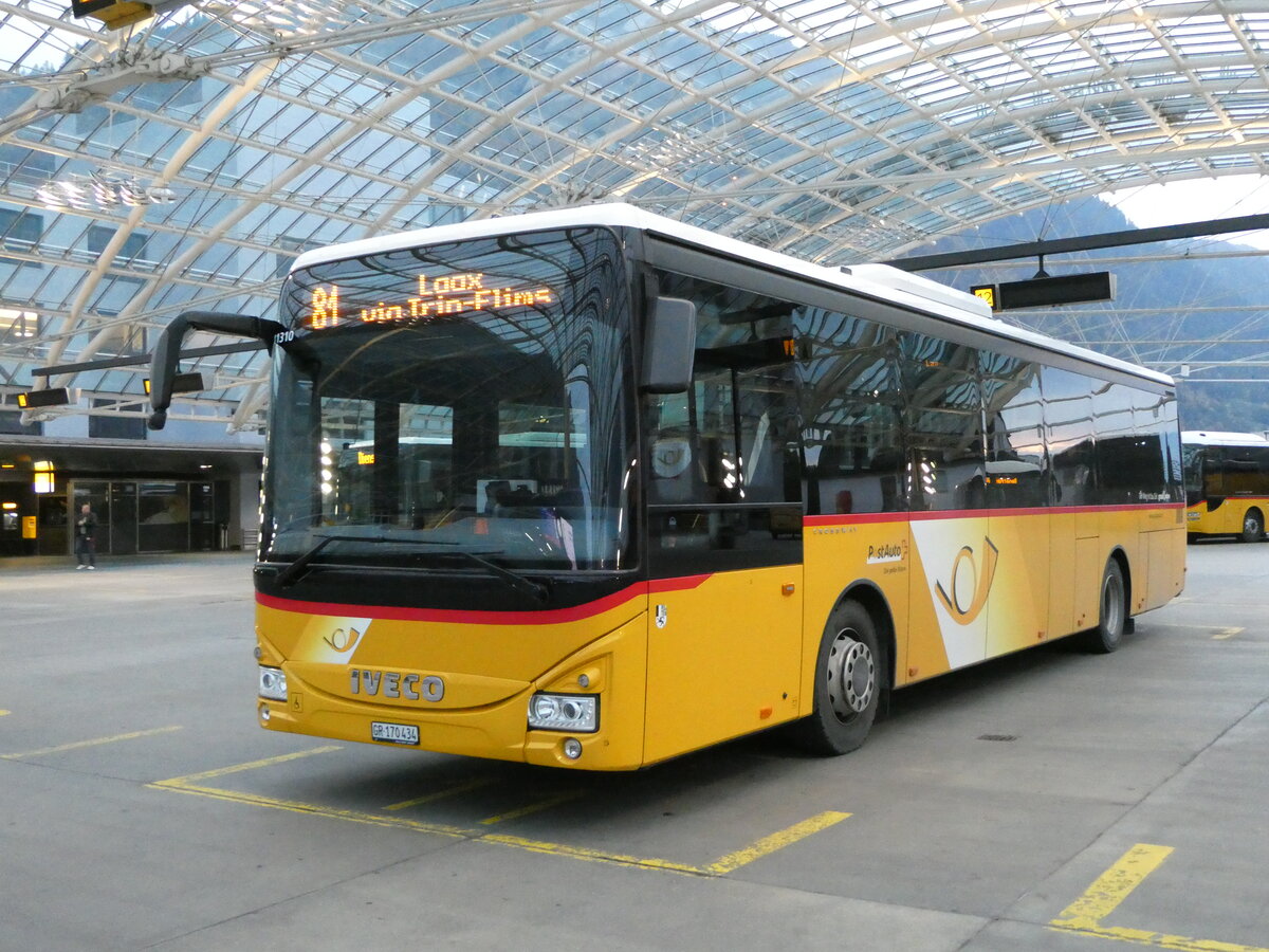 (241'253) - PostAuto Graubnden - GR 170'434 - Iveco am 13. Oktober 2022 in Chur, Postautostation