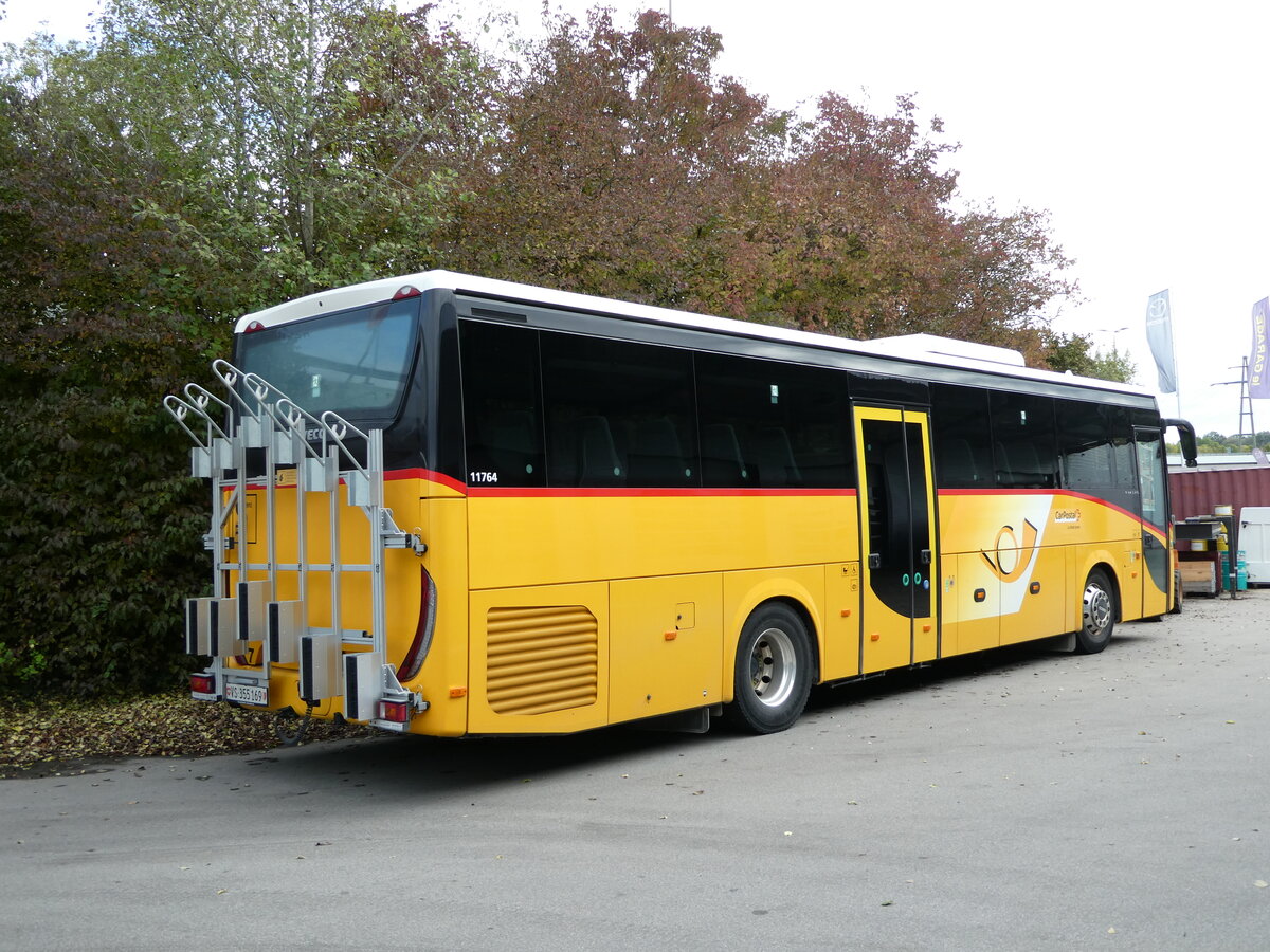 (241'403) - PostAuto Wallis - Nr. 7/VS 355'169 - Iveco am 15. Oktober 2022 in Kerzers, Interbus