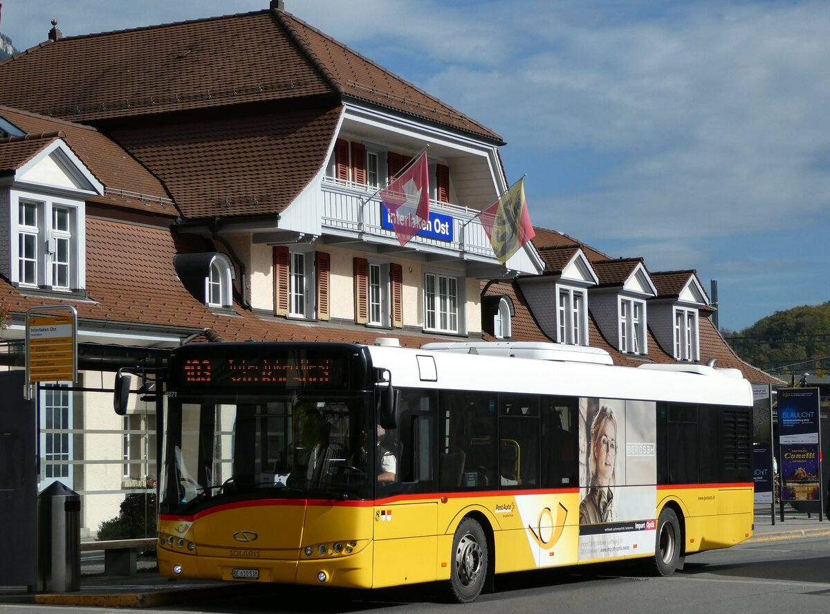 (241'495) - PostAuto Bern - BE 610'538 - Solaris am 18. Oktober 2022 beim Bahnhof Interlaken Ost